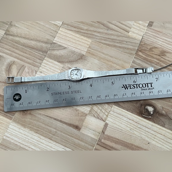 Seiko Ladies Watch Vintage Mechanical Winding Silver Tone Bracelet and Dial - Picture 14 of 15